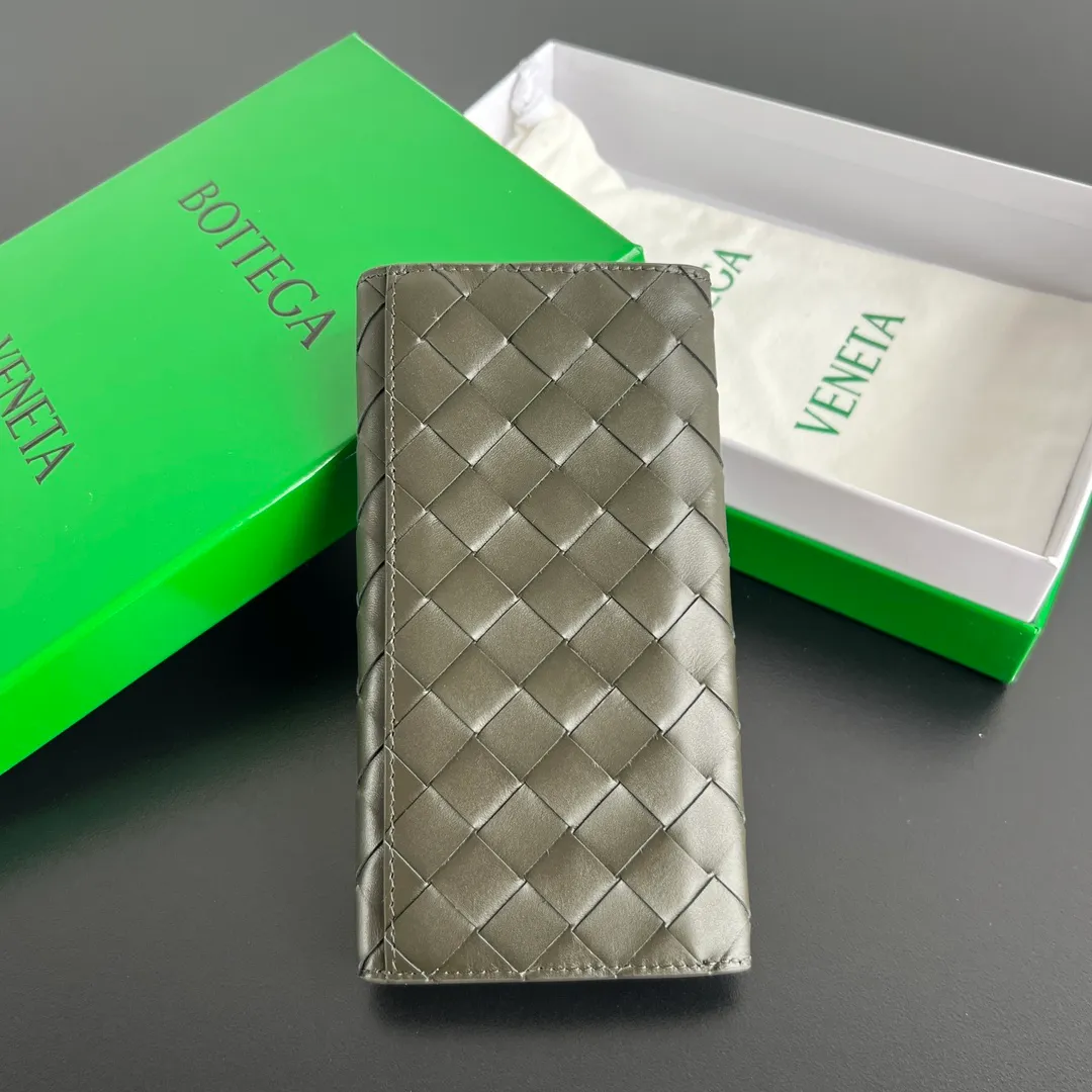 #Bv Men's Woven Half-fold Suit Clip 676593 Durable calfskin folding clamshell design. There are many small compartments inside, and the bag is light and thin. It can be stuffed into the breast pocket of a jacket and can also be easily put into a bag. Men who use wallets to check out are elegant and timeless✨Size: 18x10x2, P780